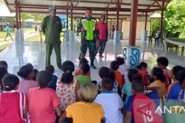 Babinsa laksanakan komunikasi sosial bersama warga Kampung Anggopi