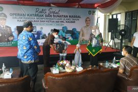 Kejaksaan gelar operasi katarak dan sunatan massal