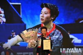 Liliyana Natsir terima penghargaan "Hall of Fame" dari  BWF