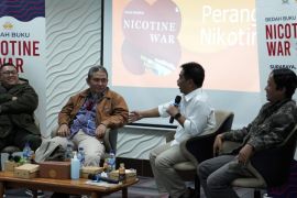 Komunitas Kretek dan Forsida Unair gelar bedah buku "Nicotine War"