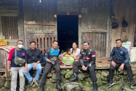 Kapolres Singkawang salurkan bantuan untuk penderita Jantung Bocor