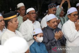 Ribuan jamaah hadiri haul Abah Anang Djazouly