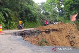 Akibat amblas, kendaraan dialihkan ke jalur Sukanagara-Tanggeung