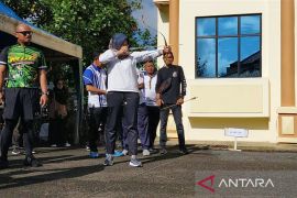 Ketua Bawaslu HST juara satu lomba memanah tradisional antar pejabat