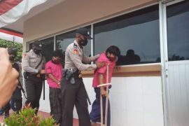 Begal dua sejoli di Pantai Suryawangi, pelaku ditangkap dan dihadiahi timah panas