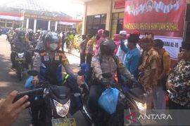 500 paket sembako untuk warga kurang mampu didistribusikan Polres Cirebon