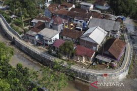 Penataan kawasan kumuh di sungai Cileuer