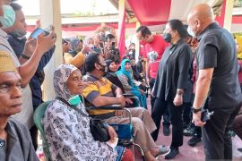 Puan Maharani dan Rudianto Tjhen Sapa  Ratusan Pasien Operasi Katarak Gratis Rudi Center