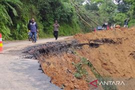 PU Binamarga targetkan perbaikan jalan amblas di Cianjur 2 pekan