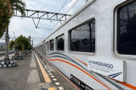 Longsor di jalur rel Cibadak-Parungkuda, dua perjalanan KA Pangrango dibatalkan