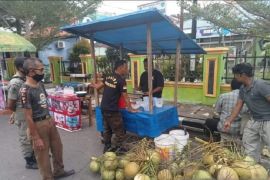 Aparat Satpol PP Pessel tertibkan pedagang kaki lima