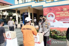 Irwasum bagikan 10 ribu paket sembako HUT Bhayangkara