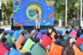 Gubernur Jabar minta warga tak panik tapi waspada COVID-19