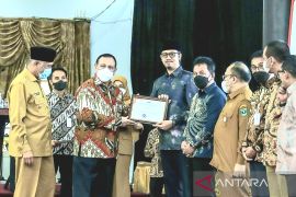 KPK RI berikan penghargaan ke Bukittinggi atas penilaian MCP tertinggi