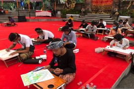 Puluhan Remaja Bali ikuti lomba lukisan klasik Wayang Kamasan di pesta kesenian