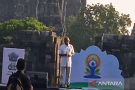 Kedubes India gelar yoga massal di pelataran Candi Prambanan