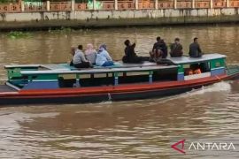 Komunitas klotok imbau warga tidak duduk di atas saat naik klotok