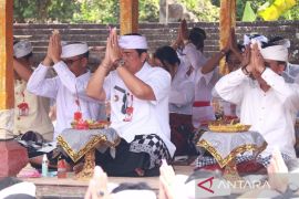 Bupati Tabanan ajak masyarakat jadikan Galungan-Kuningan untuk bangkit