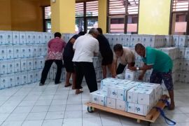 Sebanyak 6.552 galon zamzam tiba di Asrama Haji Embarkasi Surabaya
