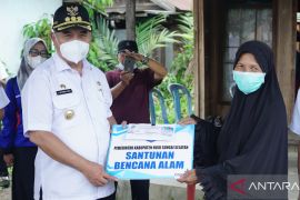 Bupati santuni korban kebakaran Gumbil dan puting beliung Bamban