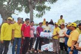 Golkar Padang Pariaman serahkan ribuan karung untuk diisi pasir atasi abrasi pantai