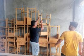 Fakta baru di balik penarikan meja dan kursi di SLB, proyeknya dipecah-pecah