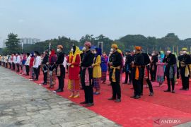 Upacara HUT ke-495 Jakarta dihadiri peserta dengan busana warna-warni