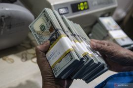 Kurs rupiah melemah dekati level Rp15.000