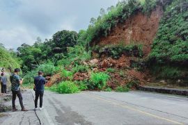 Jalur penghubung Kota Padang dan Kabupaten Solok macet akibat material longsor tutup jalan