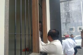 Mantan Wagub Bali jenguk Eka Wiryastuti saat sidang