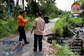 Jembatan penghubung kecamatan di Agam amblas dampak tergerus air