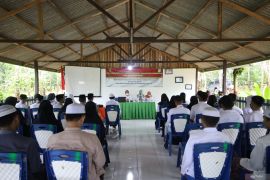 Kesbangpol berharap pelajar dan santri kuatkan karakter hadapi global digitalisasi