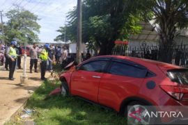 Seorang pengendara sepeda motor tewas setelah ditabrak mobil