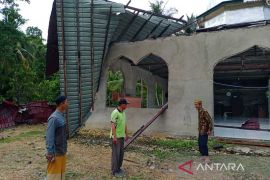 Angin kencang rusak masjid dan rumah di Simeulue