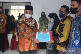 Bupati HSS tutup pelatihan penyusunan dan penilaian kinerja PNS