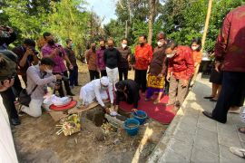 Wagub letakkan batu pertama dapur tradisional Paon Bali