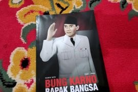 PDI Perjuangan Kalsel bagi-bagi komik seri "Bung Karno Bapak Bangsa"