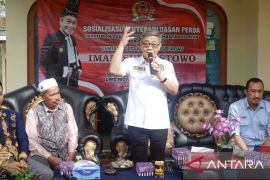 Anggota DPRD Kalsel mengedukasi warga pentingnya gerakan "revolusi hijau"