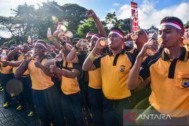 FOTO - Polda Maluku pecahkan rekor MURI minum 16.076 Jus Pala