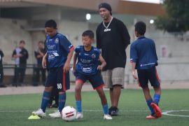 Anak muda Indonesia dapat kiat sepak bola dari Ronaldinho