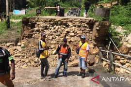 Tim Dinas PUTR Malra & PUPR Maluku survei jembatan ambruk Reyamru, penyebab kerusakan akhirnya diketahui