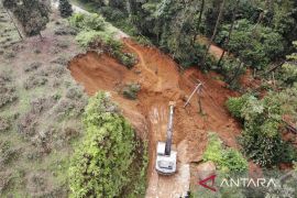 Star Energy kerahkan alat berat bantu buka akses jalan tertutup longsor di Bogor