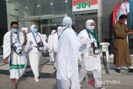 Tim kesehatan khusus  Masjidil Haram bagikan masker ke jamaah haji Indonesia
