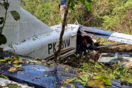 Lanud YKU bersama Susi Air serahkan bantuan untuk masyarakat Duma