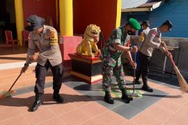 Polres Natuna bagikan sembako untuk pengurus rumah ibadah di Penagi