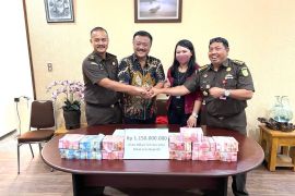 Kejati Bali terima uang dana kredit fiktif Rp1,15 miliar dari dua tersangka korupsi