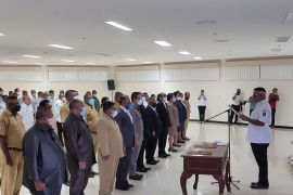 Paulus Waterpauw berhentikan Heri Saflembolo dari Kadis PUPR