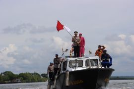 Kapolres Langkat tabur bunga dan kibarkan bendera Merah Putih di laut