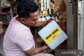 Konsumen kesulitan beli minyak goreng karena aplikasi "Pedulilindungi"