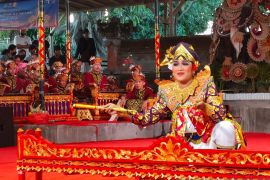 Angklung khas Buleleng iringi Tari Joged-Palawakya di PKB